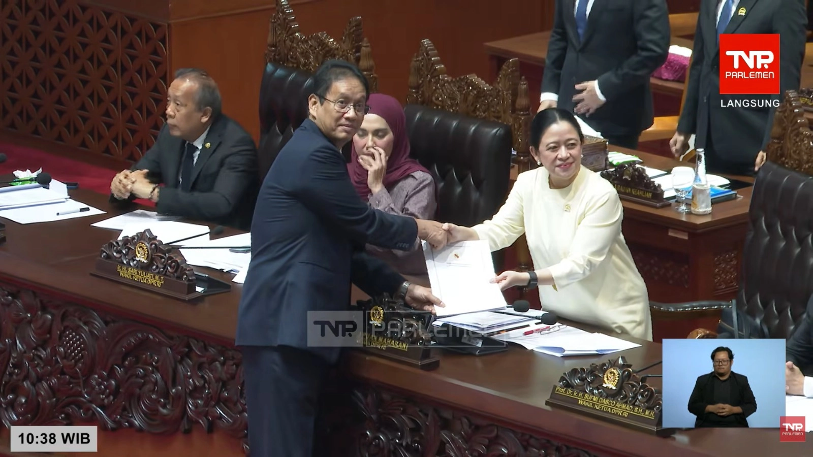 DPR Resmi Sahkan RUU PFII Menjadi Undang-Undang DPR Resmi Sahkan RUU PFII Menjadi Undang-Undang