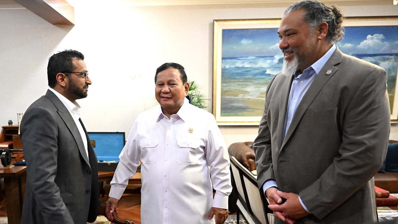 Direktur FBI Serahkan Artefak Budaya Indonesia kepada Prabowo Direktur FBI Serahkan Artefak Budaya Indonesia kepada Prabowo