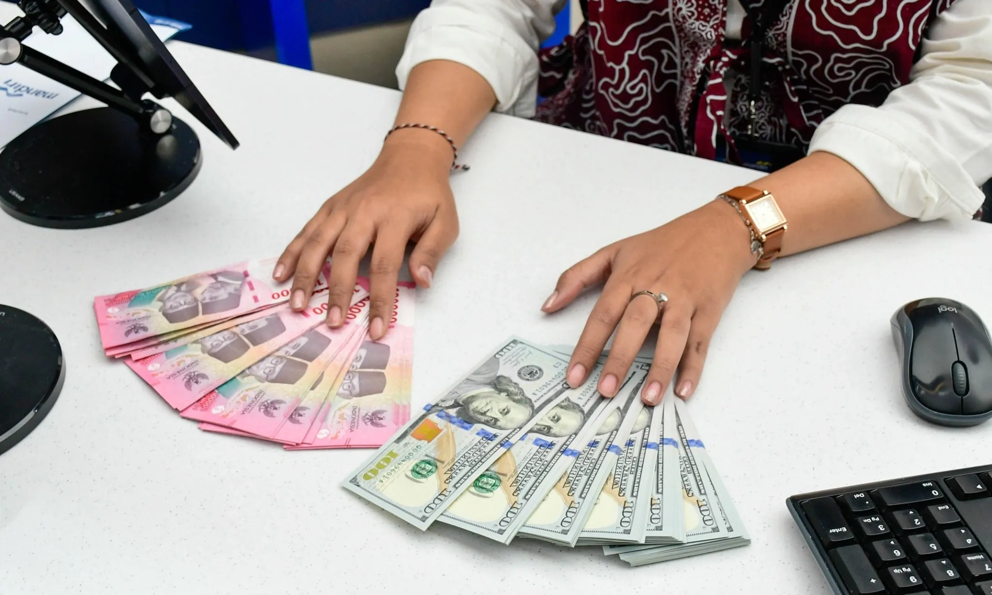 Rupiah Terdepresiasi, Pasar Cermati Konflik Global dan Potensi Kenaikan Suku Bunga BI Rupiah Terdepresiasi, Pasar Cermati Konflik Global dan Potensi Kenaikan Suku Bunga BI
