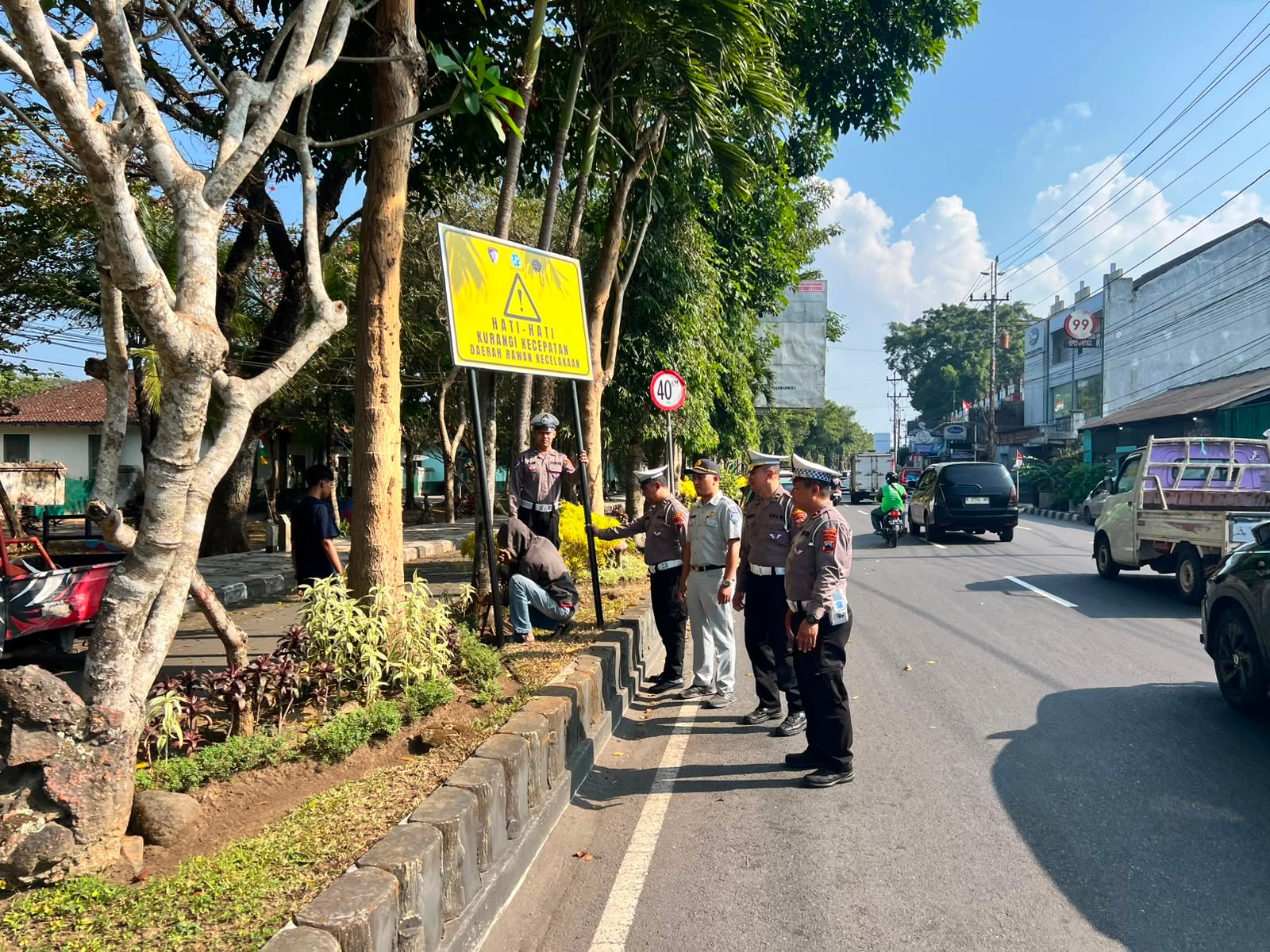 Jasa Raharja dan Satlantas Polres Magelang Kota Pasang Rambu di Titik Rawan Kecelakaan sebagai Upaya Pencegahan Kecelakaan Jasa Raharja dan Satlantas Polres Magelang Kota Pasang Rambu di Titik Rawan Kecelakaan sebagai Upaya Pencegahan Kecelakaan