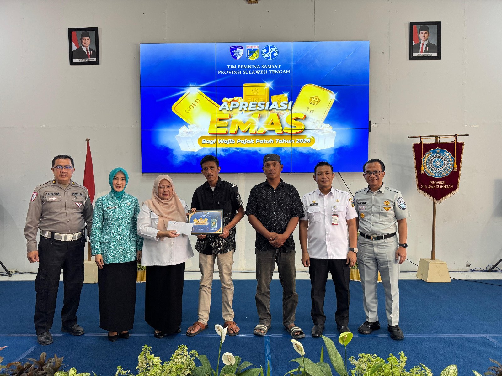 Wakil Gubernur Sulawesi Tengah Serahkan Hadiah Apresiasi Emas Kepada Wajib Pajak : Kolaborasi Jasa Raharja Dengan Tim Pembina Samsat Wakil Gubernur Sulawesi Tengah Serahkan Hadiah Apresiasi Emas Kepada Wajib Pajak : Kolaborasi Jasa Raharja Dengan Tim Pembina Samsat