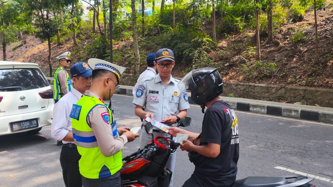 Jasa Raharja Edukasi Pengguna Jalan tentang SWDKLLJ melalui Operasi Gabungan Patuh Pajak di Sleman