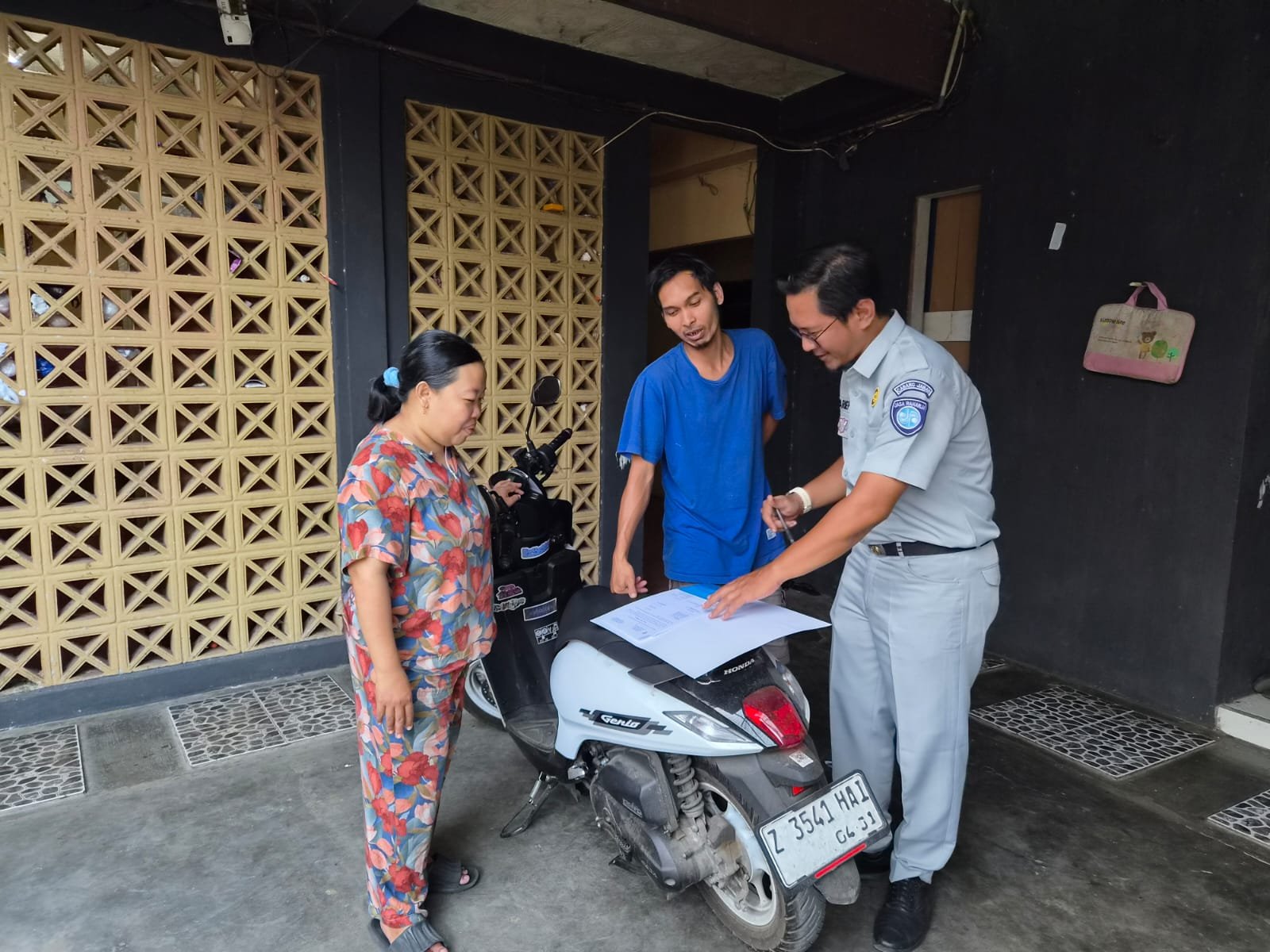 Penagihan PKB dan SWDKLLJ di Kp. Saguling Babakan, Upaya Proaktif Jasa Raharja Tingkatkan Kepatuhan Wajib Pajak Penagihan PKB dan SWDKLLJ di Kp. Saguling Babakan, Upaya Proaktif Jasa Raharja Tingkatkan Kepatuhan Wajib Pajak