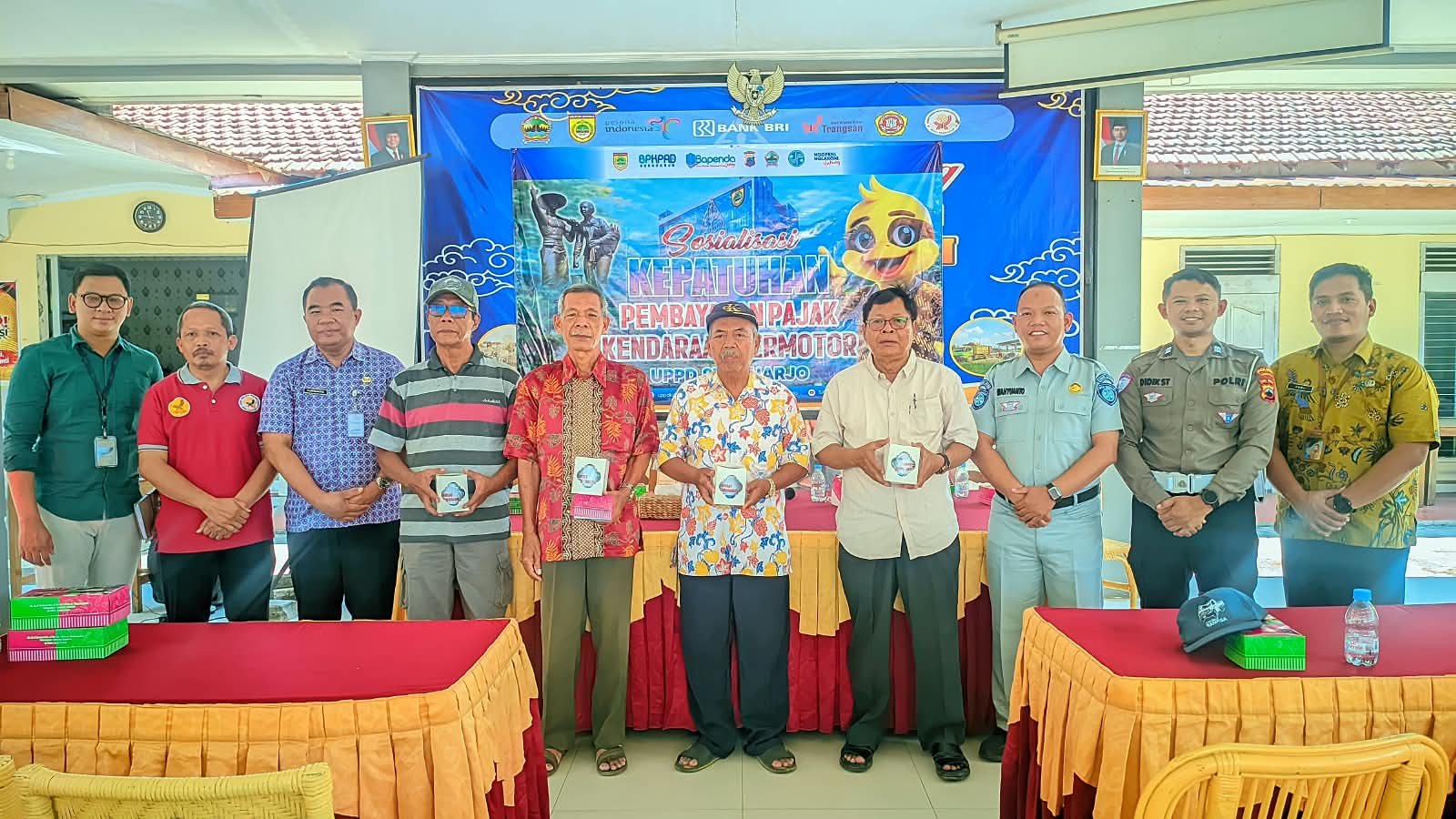 Tim Pembina Samsat Sukoharjo Perkuat Kepatuhan PKB dan SWDKLLJ melalui Sosialisasi di Desa Trangsan