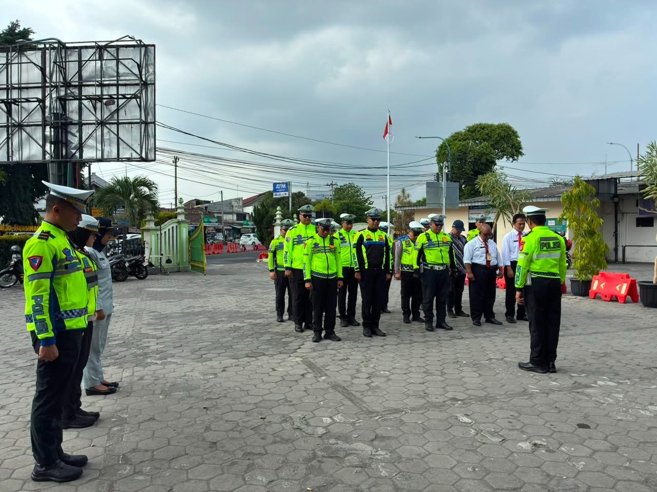 Tim Pembina Samsat Yogyakarta Dorong Kepatuhan PKB dan SWDKLLJ melalui Operasi Gabungan Tim Pembina Samsat Yogyakarta Dorong Kepatuhan PKB dan SWDKLLJ melalui Operasi Gabungan