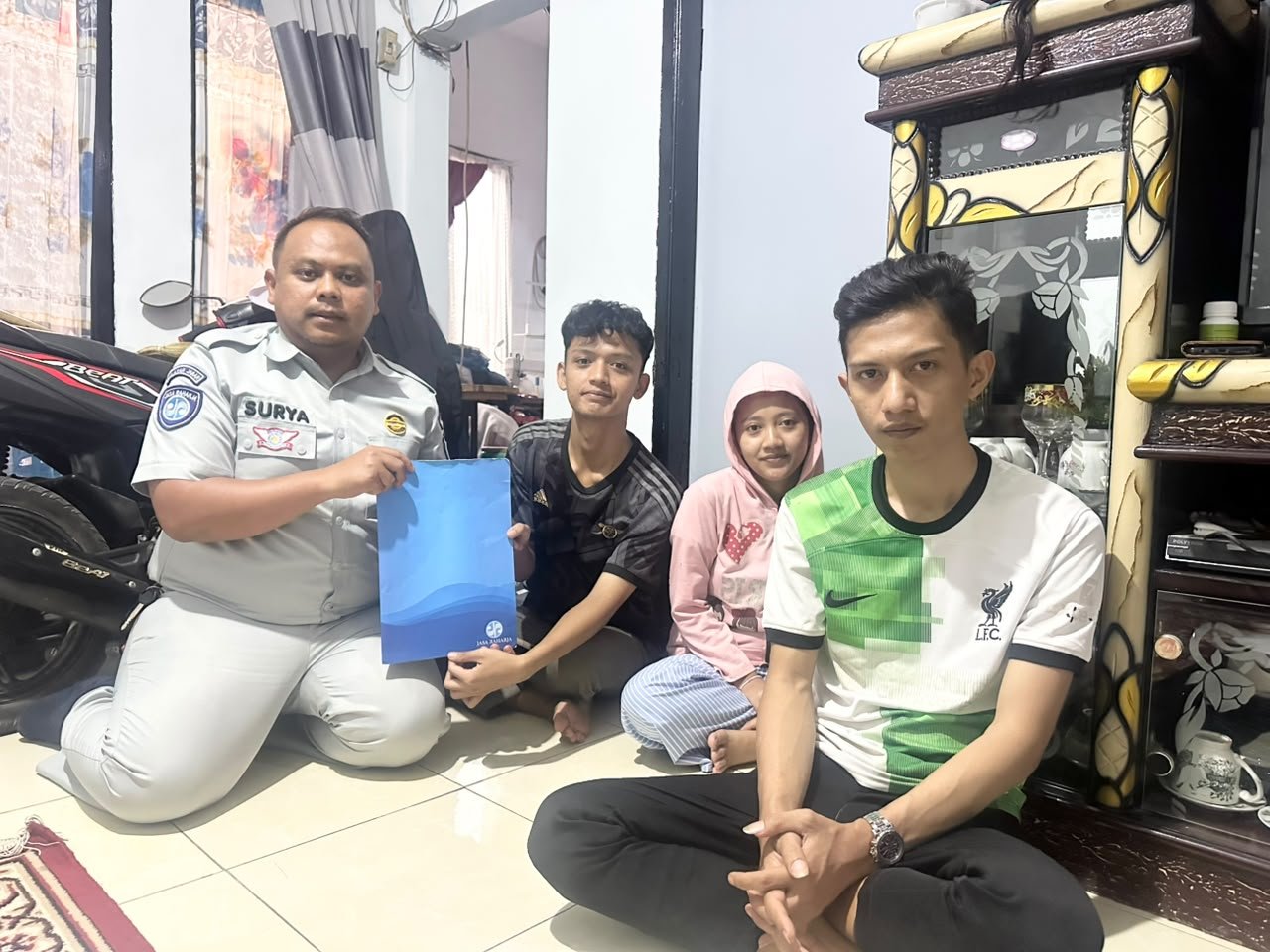 Gerak Cepat dan Proaktif, Jasa Raharja Kanwil Jawa Barat Serahkan Santunan kepada Ahli Waris Korban Kecelakaan di Kecamatan Rancabali Gerak Cepat dan Proaktif, Jasa Raharja Kanwil Jawa Barat Serahkan Santunan kepada Ahli Waris Korban Kecelakaan di Kecamatan Rancabali