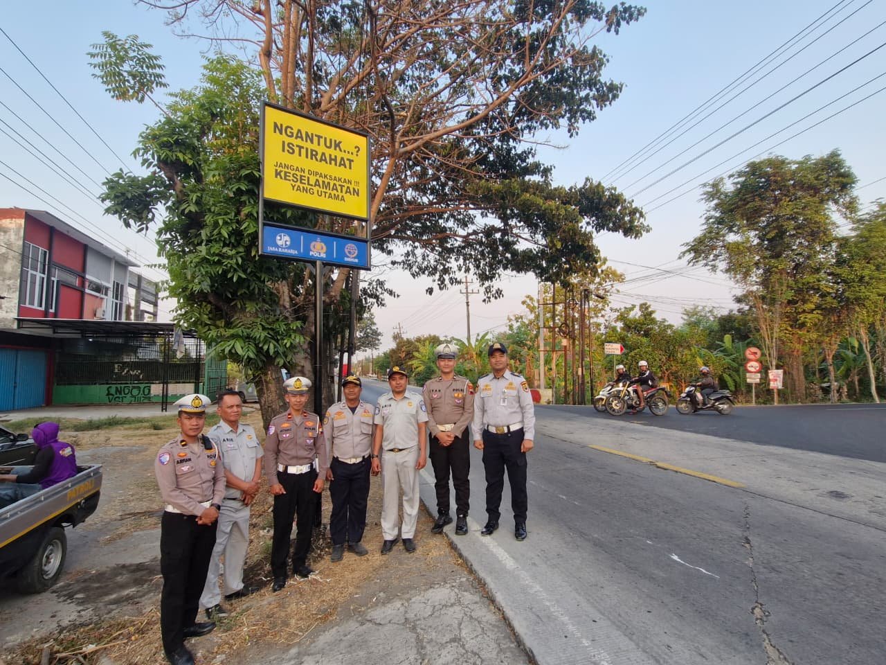 Tekan Angka Kecelakaan, Jasa Raharja Surakarta Bersama Polres dan Dishub Sragen Pasang Papan Imbauan Keselamatan