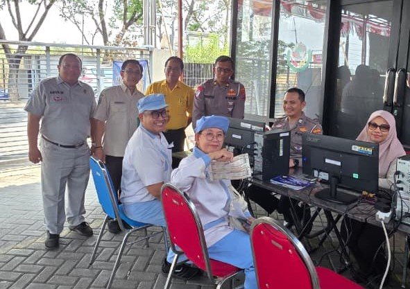 Pelayanan Mbak Salindri Hadir di PT Meiji Indonesia, Samsat Bangil Perkenalkan Aplikasi Jasfren Pelayanan Mbak Salindri Hadir di PT Meiji Indonesia, Samsat Bangil Perkenalkan Aplikasi Jasfren