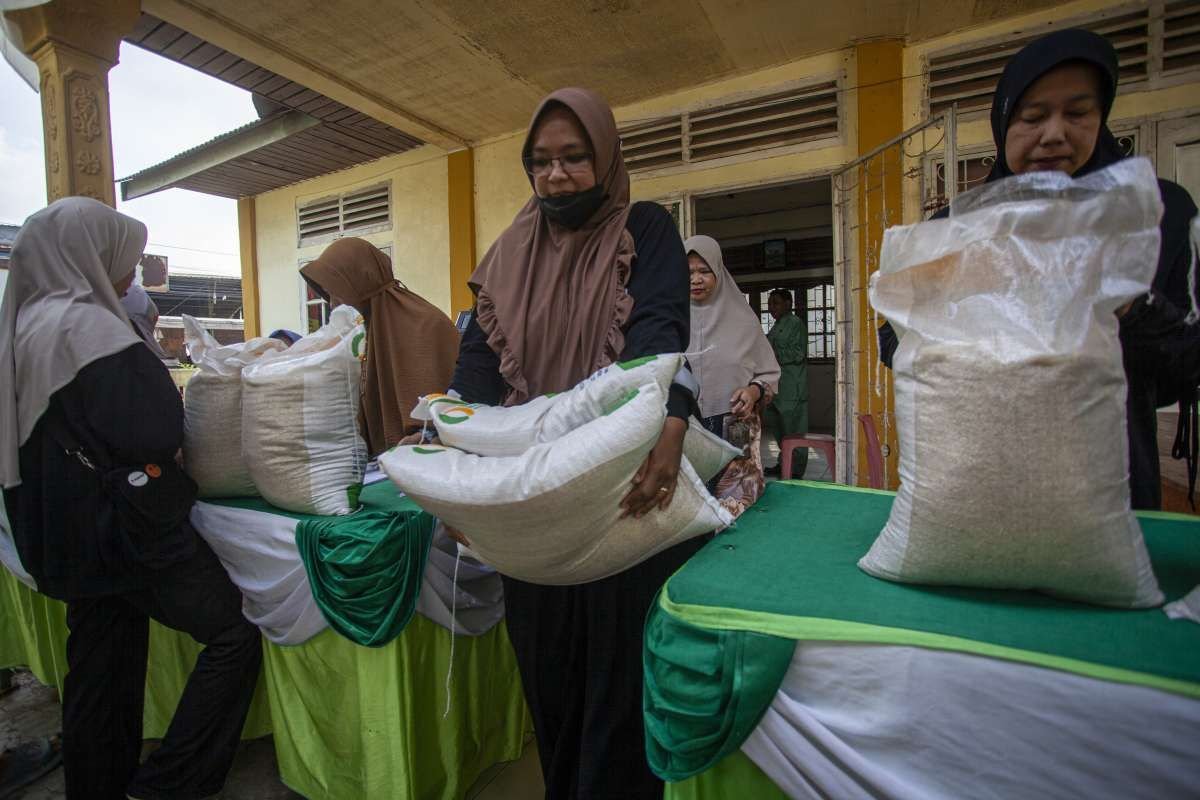 Bulog Percepat Penyaluran Bantuan Pangan untuk 33,2 Juta Penerima Bulog Percepat Penyaluran Bantuan Pangan untuk 33,2 Juta Penerima