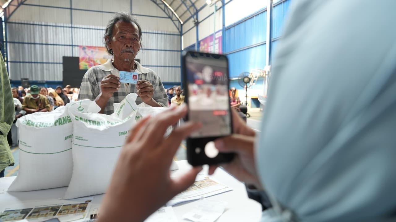 Bulog Salurkan Beras Bantuan Pangan untuk 437.793 Keluarga di Garut Bulog Salurkan Beras Bantuan Pangan untuk 437.793 Keluarga di Garut