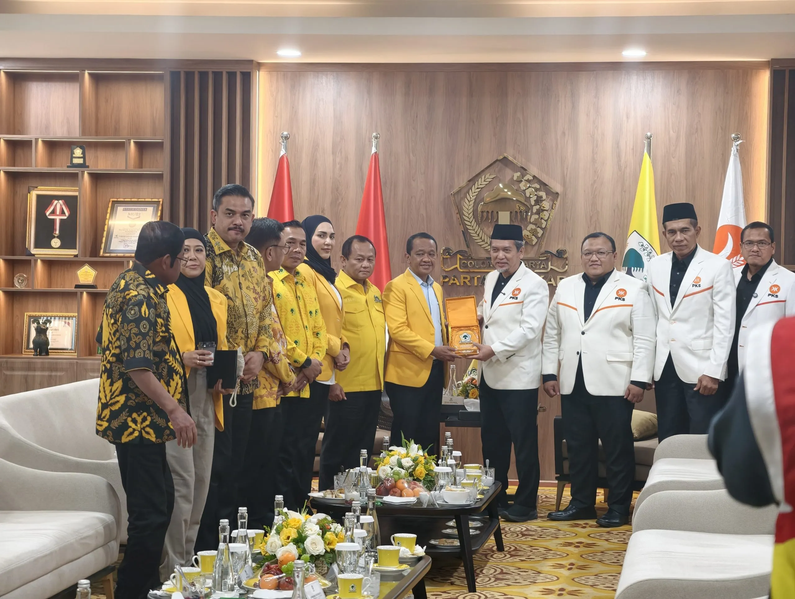 Golkar-PKS Perkuat Kolaborasi untuk Sukseskan Pemerintahan Prabowo-Gibran Golkar-PKS Perkuat Kolaborasi untuk Sukseskan Pemerintahan Prabowo-Gibran