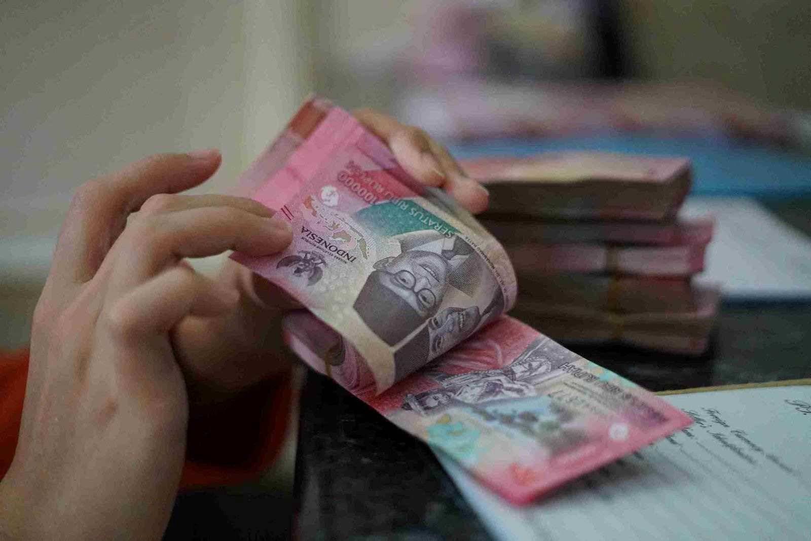 Rupiah Hari Ini Menguat 0,33 Persen ke Level Rp17.573 per Dolar AS Rupiah Hari Ini Menguat 0,33 Persen ke Level Rp17.573 per Dolar AS