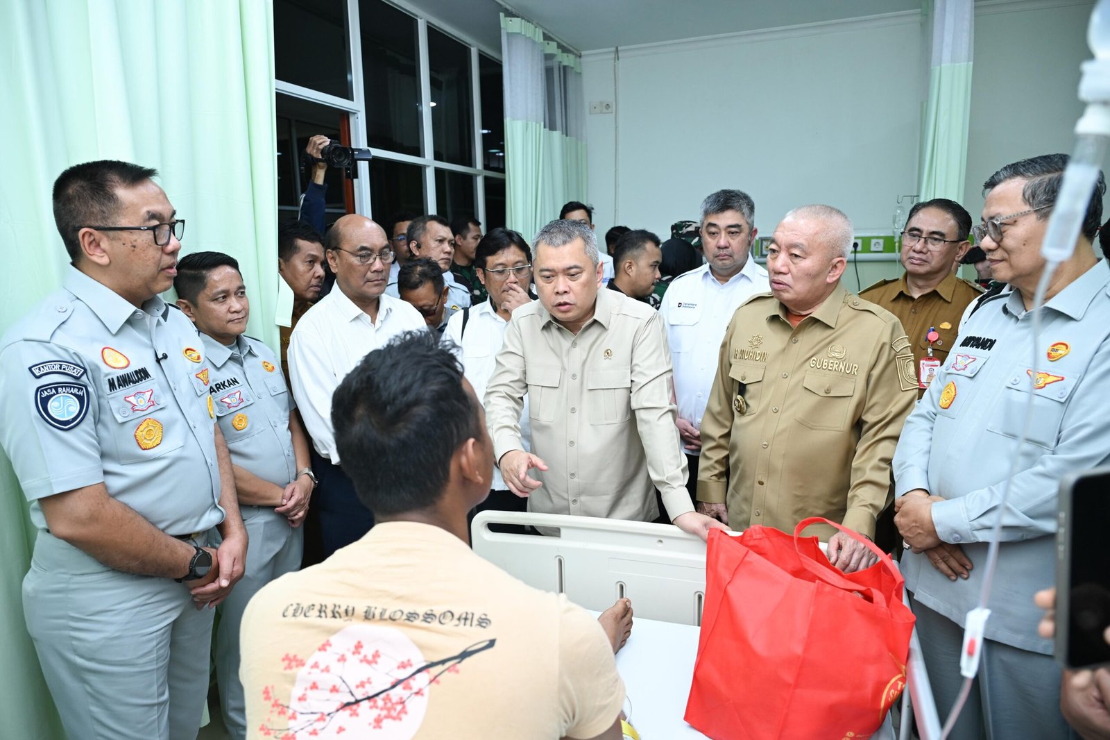 Kunjungi Korban KM Virgo Transport 8 di RSUD Ulin Banjarmasin, Dirut Jasa Raharja Pastikan Pelayanan Berjalan Optimal Kunjungi Korban KM Virgo Transport 8 di RSUD Ulin Banjarmasin, Dirut Jasa Raharja Pastikan Pelayanan Berjalan Optimal