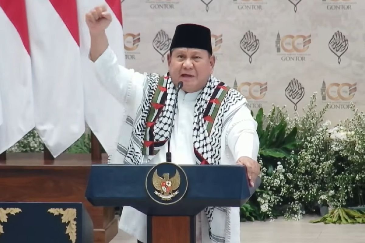 Prabowo Kenakan Keffiyeh Palestina Saat Hadiri Milad 100 Tahun Gontor
