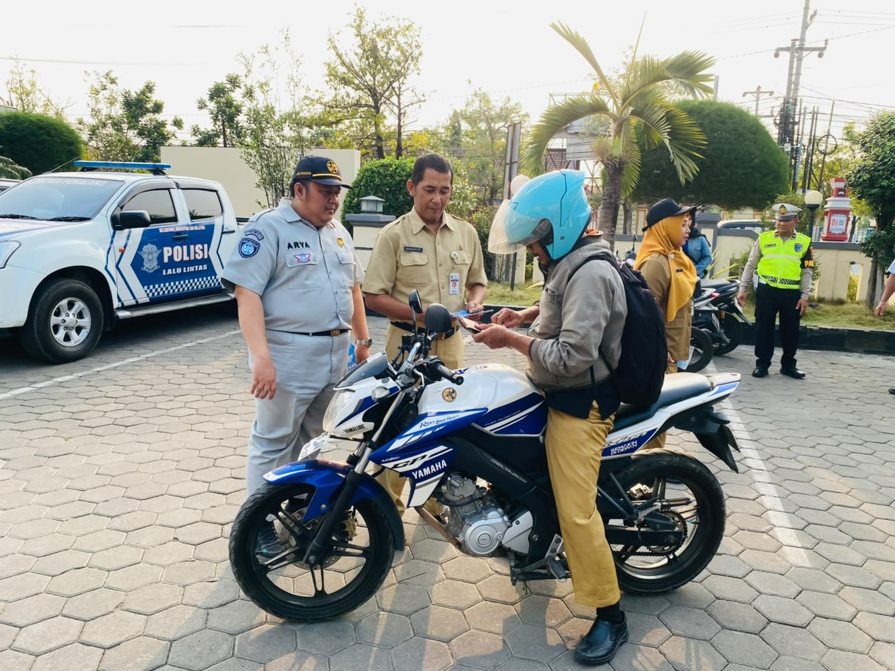 Tim Pembina Samsat Pemalang Sosialisasikan Kepatuhan Pajak dan Keselamatan Berlalu Lintas Tim Pembina Samsat Pemalang Sosialisasikan Kepatuhan Pajak dan Keselamatan Berlalu Lintas