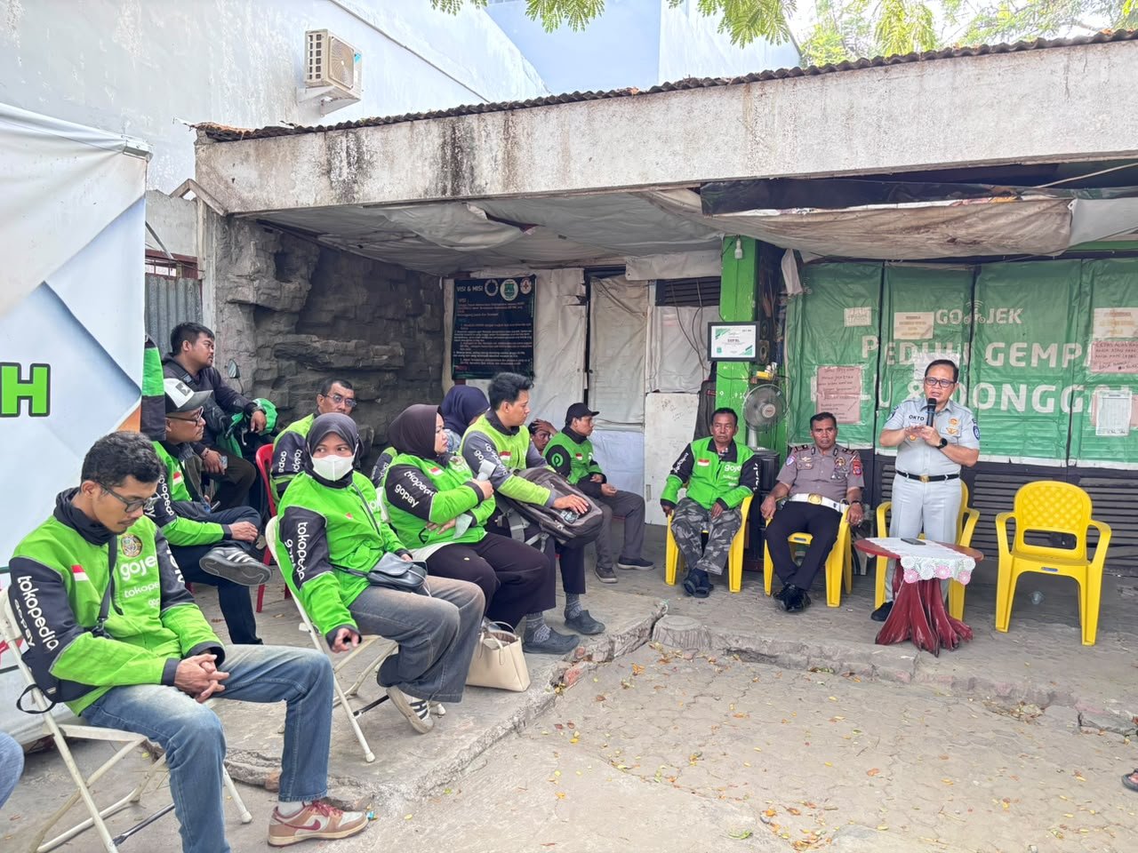 Jasa Raharja Sulawesi Tengah Sosialisasikan Keselamatan Berkendara kepada Pengemudi Ojek Online di Kota Palu Jasa Raharja Sulawesi Tengah Sosialisasikan Keselamatan Berkendara kepada Pengemudi Ojek Online di Kota Palu