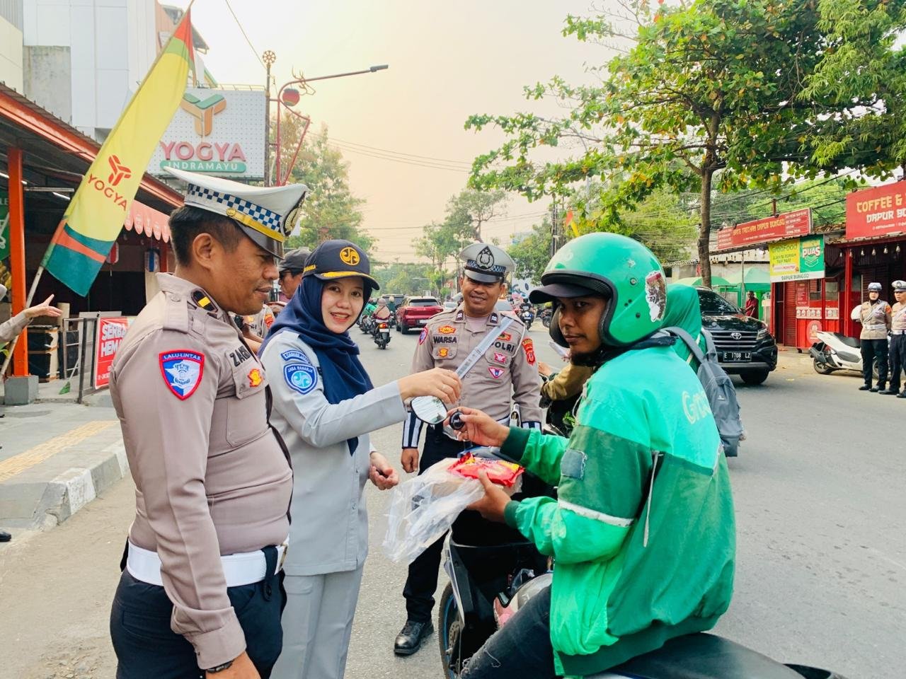 Jasa Raharja Indramayu Bersama Unit Lantas Polres Indramayu Gelar Aksi Simpatik, Sampaikan Pesan Keselamatan kepada Pengguna Jalan Jasa Raharja Indramayu Bersama Unit Lantas Polres Indramayu Gelar Aksi Simpatik, Sampaikan Pesan Keselamatan kepada Pengguna Jalan