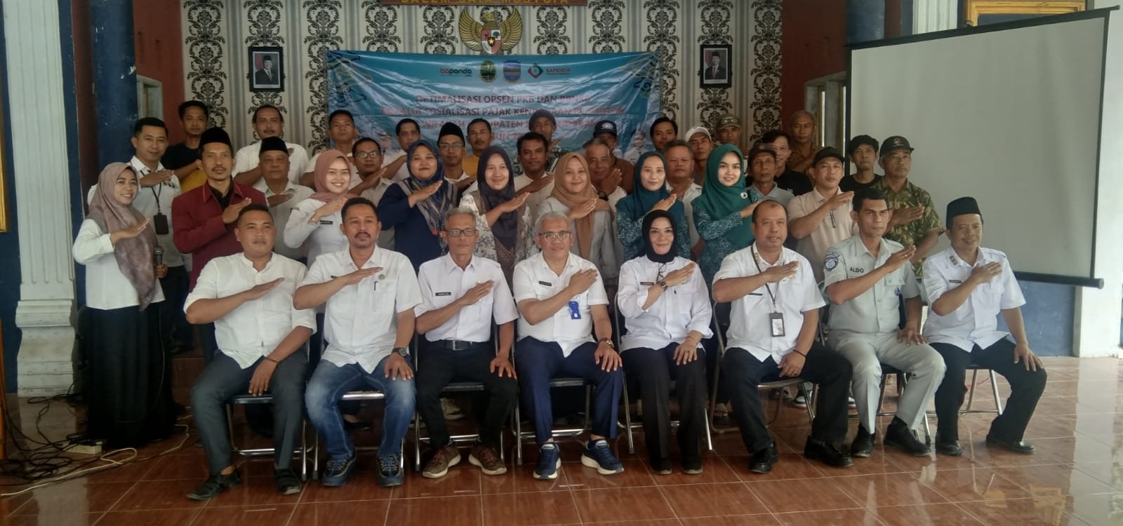 Samsat Pangandaran Gencarkan Sosialisasi PKB, Opsen PKB dan Manfaat SWDKLLJ di Desa Mangunjaya