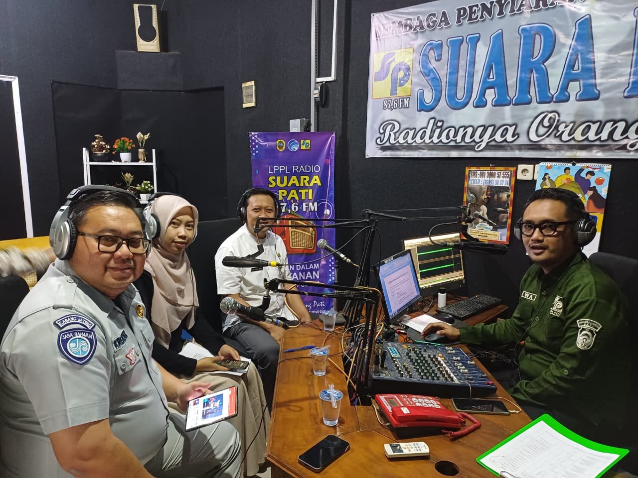 Tim Pembina Samsat Pati Bersama BPKAD Sosialisasikan Program Jateng Bebas melalui Talkshow di Radio Suara FM Pati Tim Pembina Samsat Pati Bersama BPKAD Sosialisasikan Program Jateng Bebas melalui Talkshow di Radio Suara FM Pati