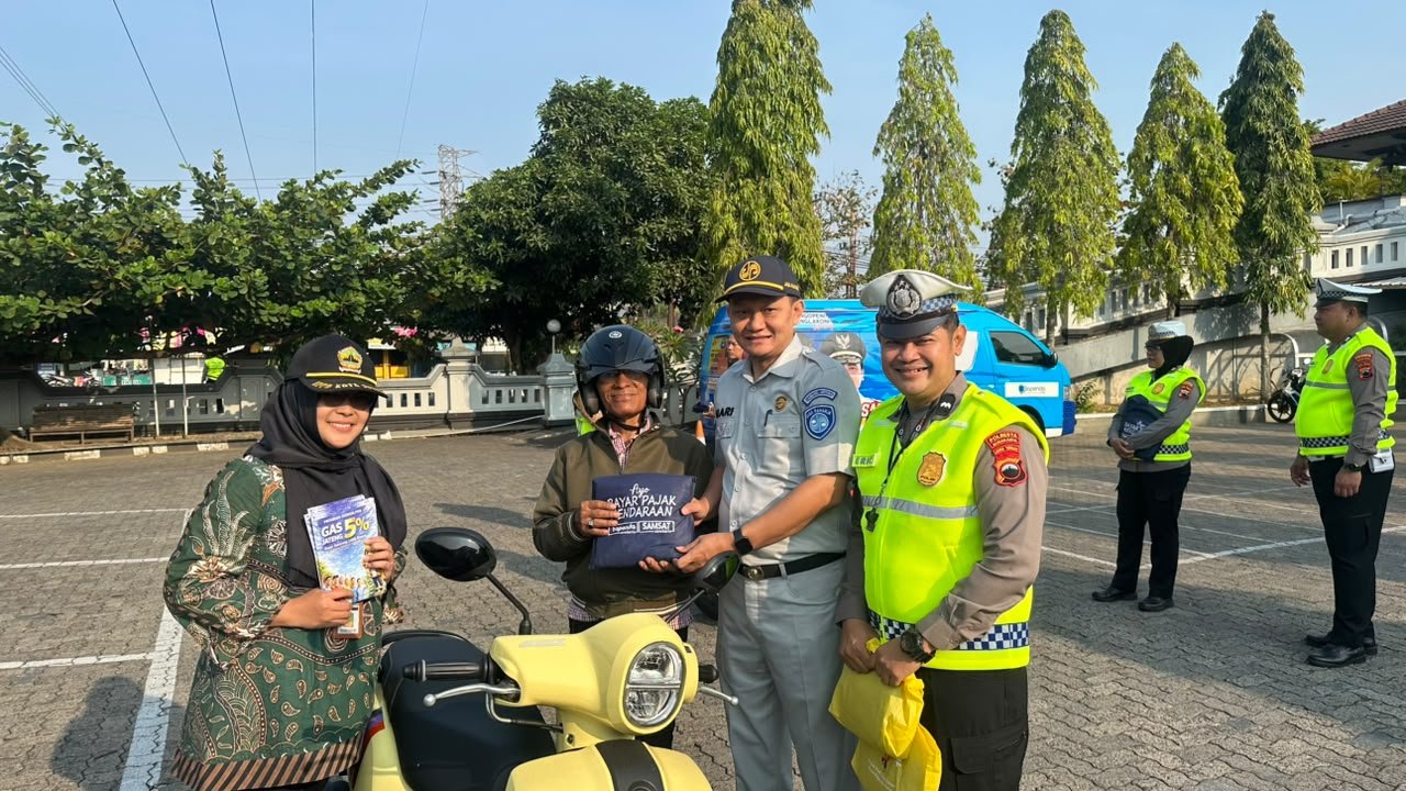 Tim Pembina Samsat Surakarta Gelar Operasi Gabungan, Sosialisasikan Program Jateng Bebas Sanksi Administrasi dan Pajak Progresif Tim Pembina Samsat Surakarta Gelar Operasi Gabungan, Sosialisasikan Program Jateng Bebas Sanksi Administrasi dan Pajak Progresif