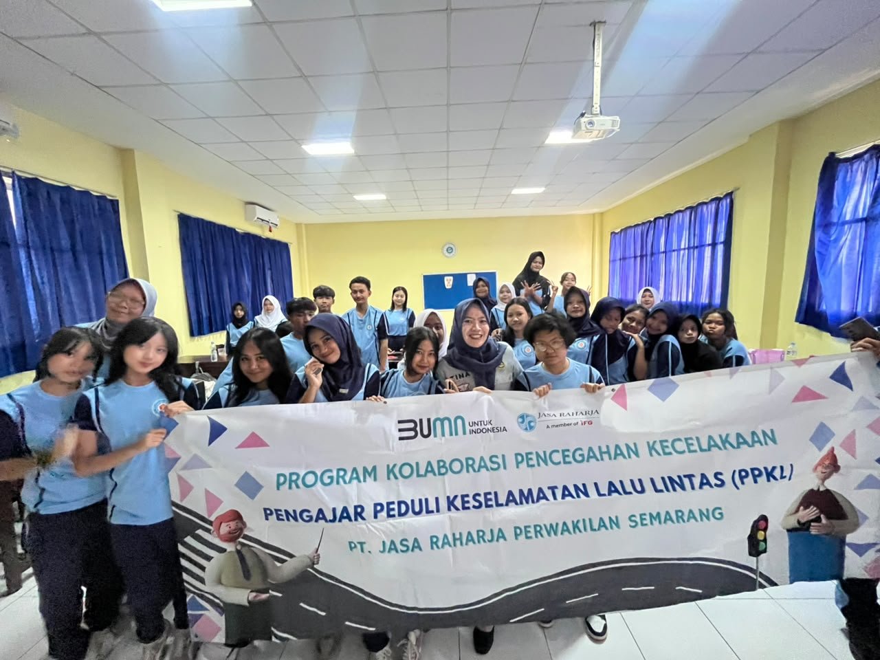 Jasa Raharja Cabang Semarang Bersama DKK Kota Semarang Laksanakan Program Pengajar Peduli Keselamatan Lalu Lintas di SMK Yayasan Pharmasi Semarang Jasa Raharja Cabang Semarang Bersama DKK Kota Semarang Laksanakan Program Pengajar Peduli Keselamatan Lalu Lintas di SMK Yayasan Pharmasi Semarang