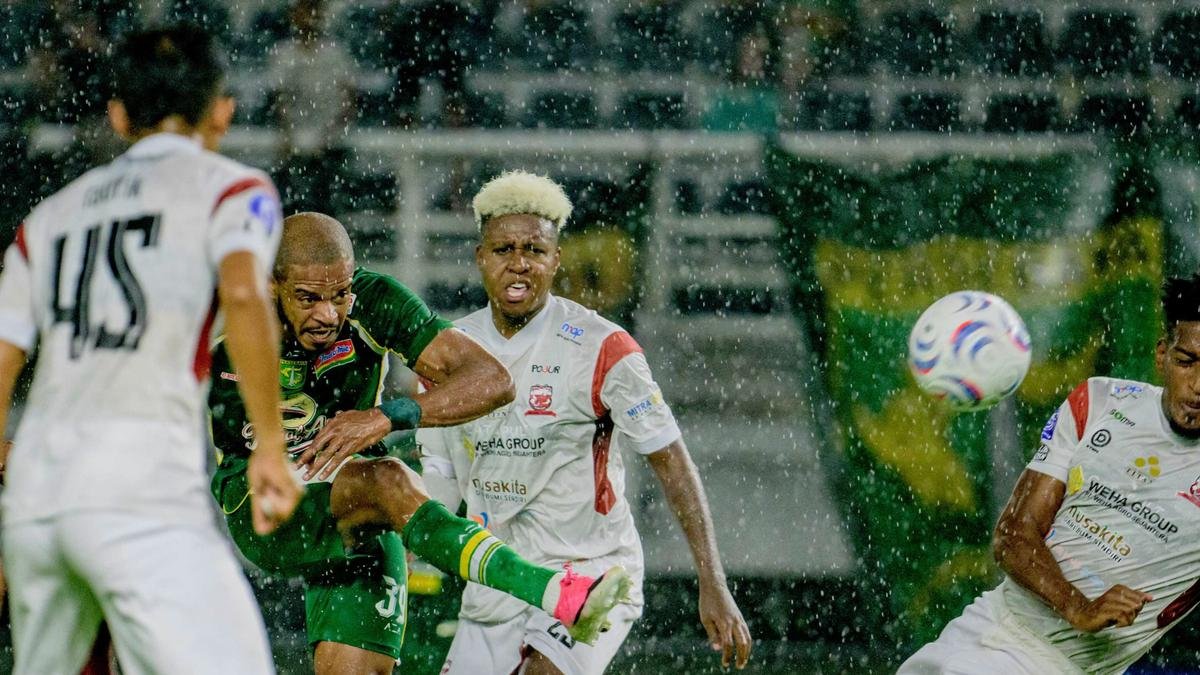 Derby Suramadu Memanas! Persebaya Tundukkan Madura United Lewat Gol Menit Akhir