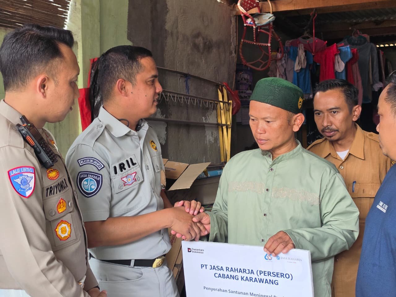 Jasa Raharja Serahkan Santunan kepada Tiga Ahli Waris Korban Laka Lantas Meninggal Dunia di Purwasari, Karawang Jasa Raharja Serahkan Santunan kepada Tiga Ahli Waris Korban Laka Lantas Meninggal Dunia di Purwasari, Karawang