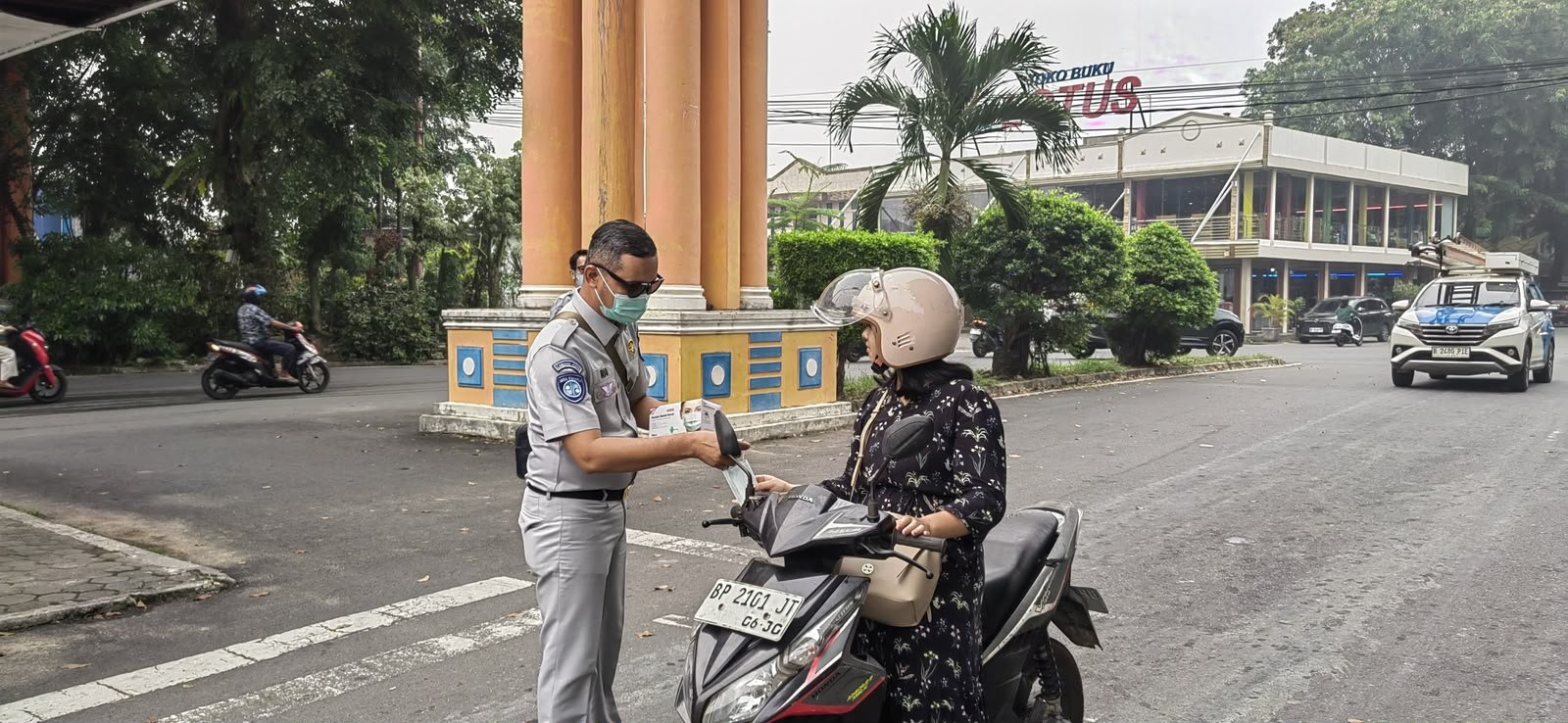 Kabut Asap Semakin Tebal, PT Jasa Raharja (Persero) Cabang Tanjungpinang Bagikan Masker Gratis di Traffic Light Bintan Center