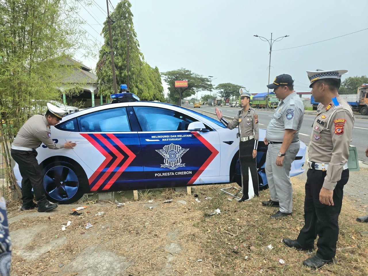 Tingkatkan Keselamatan Lalu Lintas, PT Jasa Raharja Cabang Cirebon Bersama Kasat Lantas Polresta Cirebon Pasang Replika Mobil PJR dan Patung Polisi di Titik Black Spot Kab Cirebon