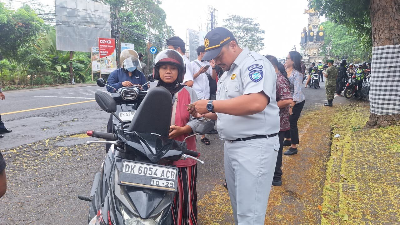 Ada Informasi Relaksasi Pajak di Balik Operasi Gabungan Tabanan, Masyarakat Diajak Lebih Tertib Administrasi Ada Informasi Relaksasi Pajak di Balik Operasi Gabungan Tabanan, Masyarakat Diajak Lebih Tertib Administrasi