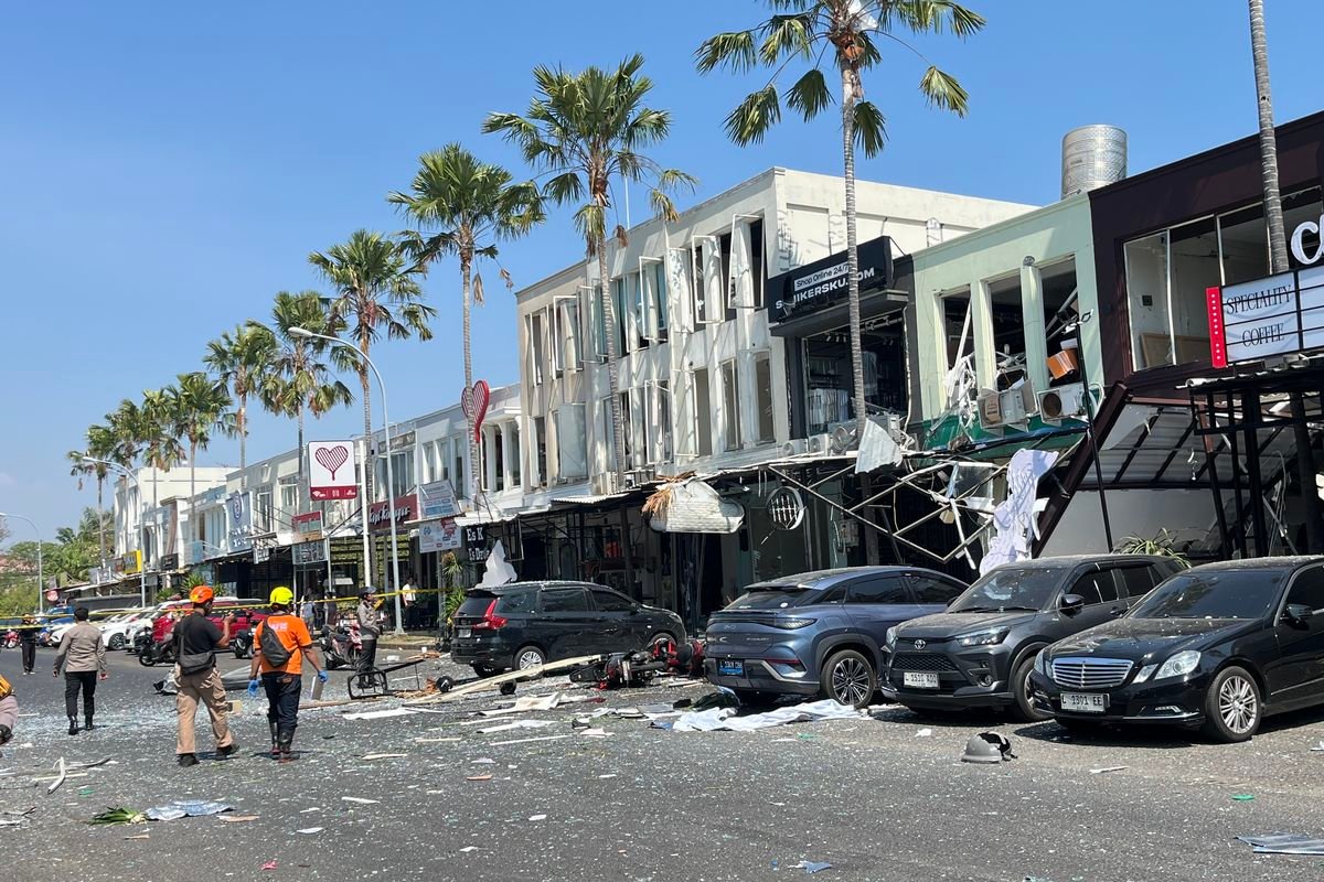 Ruko San Antonio Pakuwon City Surabaya Meledak, Penyebab Masih Diselidiki Ruko San Antonio Pakuwon City Surabaya Meledak, Penyebab Masih Diselidiki