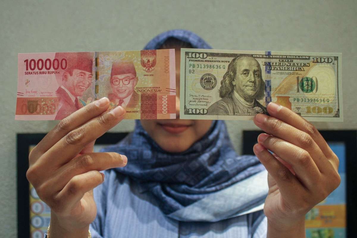 Rupiah Dibuka Menguat Jelang Akhir Pekan, Analis Waspadai Tekanan Harga Minyak